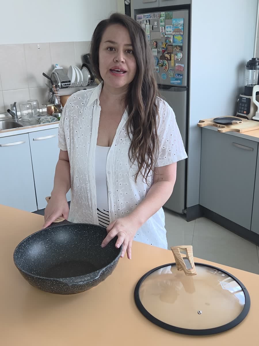 Ollas y sartenes de granito Eter Niu sobre cocina encendida